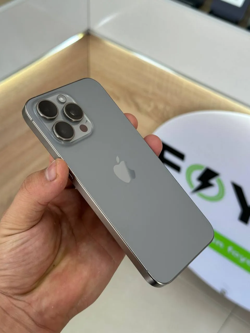 IPhone 15 Pro Max — 256 GB — Titan