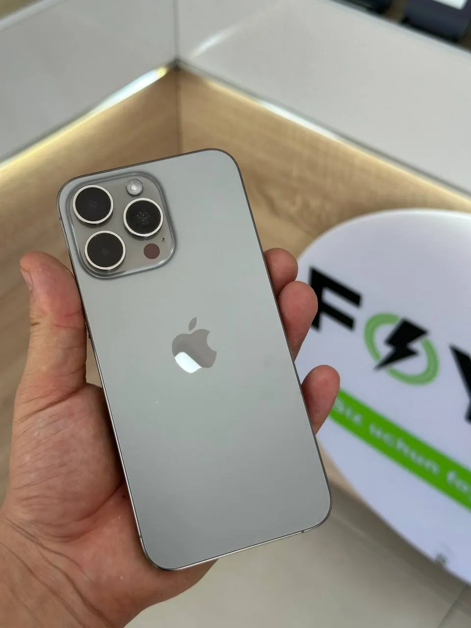 IPhone 15 Pro Max — 256 GB — Titan